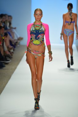 bir modeli pist yürür mara hoffman yüz gösteri