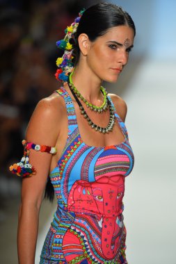 bir modeli pist yürür mara hoffman yüz gösteri