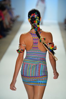 bir modeli pist yürür mara hoffman yüz gösteri