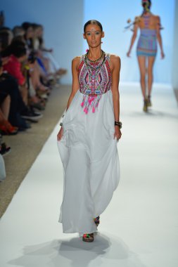 bir modeli pist yürür mara hoffman yüz gösteri