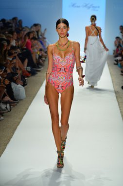 bir modeli pist yürür mara hoffman yüz gösteri