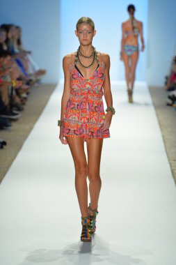 bir modeli pist yürür mara hoffman yüz gösteri