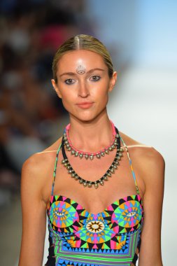 bir modeli pist yürür mara hoffman yüz gösteri