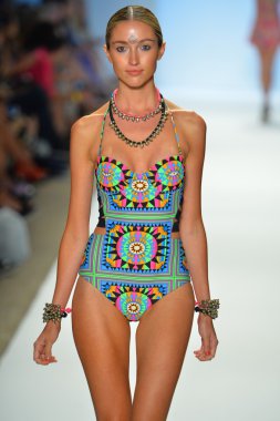 bir modeli pist yürür mara hoffman yüz gösteri