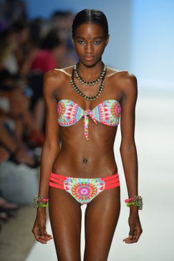 bir modeli pist yürür mara hoffman yüz gösteri