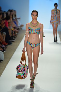 bir modeli pist yürür mara hoffman yüz gösteri