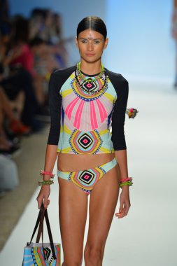 bir modeli pist yürür mara hoffman yüz gösteri