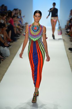 bir modeli pist yürür mara hoffman yüz gösteri