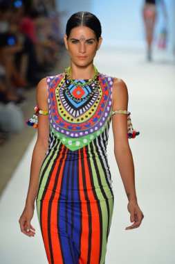 bir modeli pist yürür mara hoffman yüz gösteri