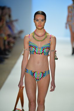 bir modeli pist yürür mara hoffman yüz gösteri