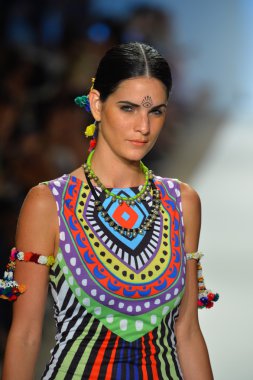 bir modeli pist yürür mara hoffman yüz gösteri