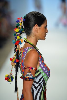 bir modeli pist yürür mara hoffman yüz gösteri