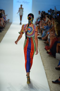 bir modeli pist yürür mara hoffman yüz gösteri