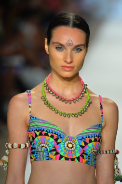 bir modeli pist yürür mara hoffman yüz gösteri