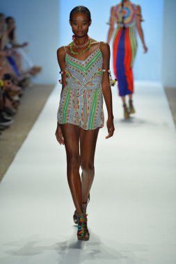 bir modeli pist yürür mara hoffman yüz gösteri