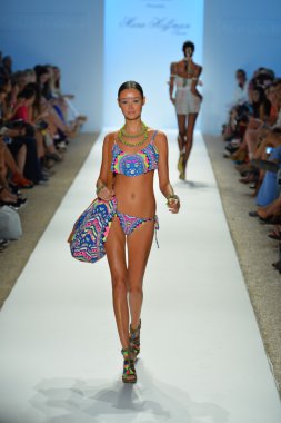 bir modeli pist yürür mara hoffman yüz gösteri