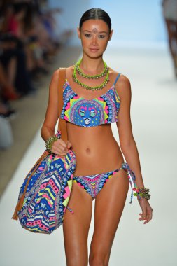 bir modeli pist yürür mara hoffman yüz gösteri