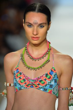 bir modeli pist yürür mara hoffman yüz gösteri