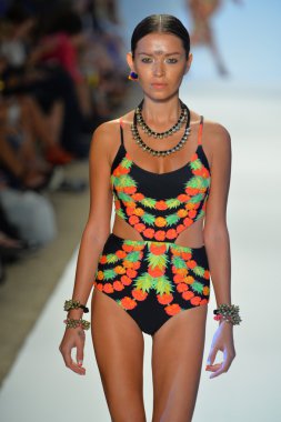 bir modeli pist yürür mara hoffman yüz gösteri