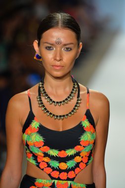 bir modeli pist yürür mara hoffman yüz gösteri