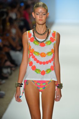 bir modeli pist yürür mara hoffman yüz gösteri