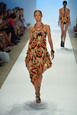 bir modeli pist yürür mara hoffman yüz gösteri