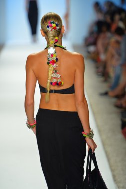 bir modeli pist yürür mara hoffman yüz gösteri