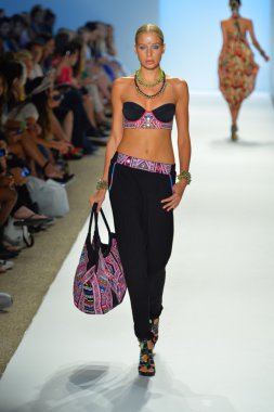 bir modeli pist yürür mara hoffman yüz gösteri