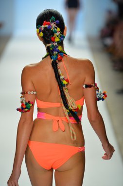 bir modeli pist yürür mara hoffman yüz gösteri