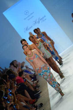 modelleri hoffman yüzmek göster: mercedes-benz moda haftası sırasında mara, pistin final yürümek