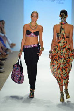 bir modeli pist yürür mara hoffman yüz gösteri