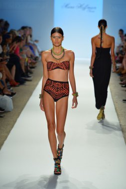 bir modeli pist yürür mara hoffman yüz gösteri