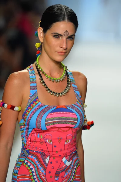 bir modeli pist yürür mara hoffman yüz gösteri