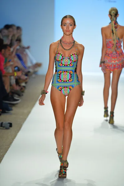 Una modella percorre la pista al Mara Hoffman Swim Show — Foto Stock