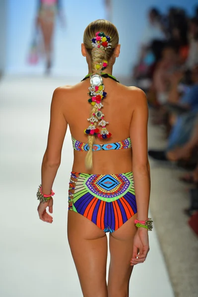 A model walks the runway at the Mara Hoffman Swim show — Stock Photo, Image