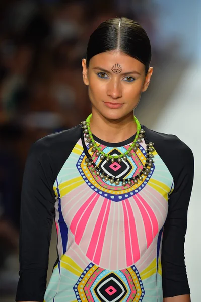 A model walks the runway at the Mara Hoffman Swim show — Stock Photo, Image