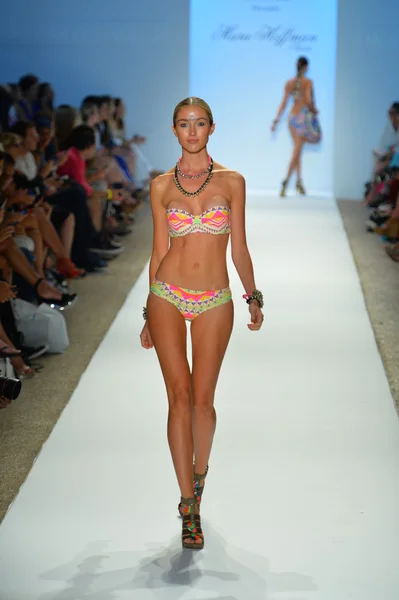 A model walks the runway at the Mara Hoffman Swim show — Stock Photo, Image