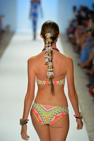 A model walks the runway at the Mara Hoffman Swim show — Stock Photo, Image
