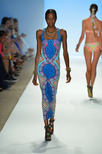 A model walks the runway at the Mara Hoffman Swim show — Stock Photo, Image