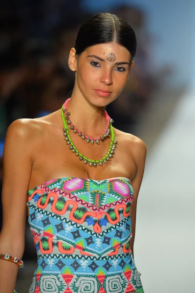 A model walks the runway at the Mara Hoffman Swim show — Stock Photo, Image