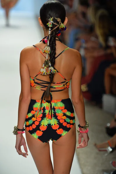 Un mannequin marche sur la piste au Mara Hoffman Swim Show — Photo