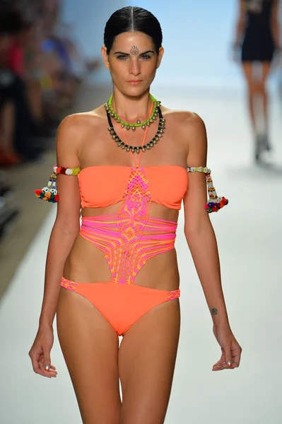 Una modella percorre la pista al Mara Hoffman Swim Show — Foto Stock