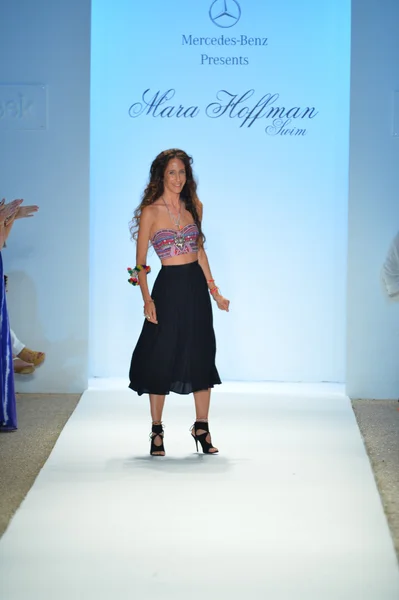 Designer Mara Hoffman walks the runway at the Mara Hoffman Swim show — Stock Photo, Image