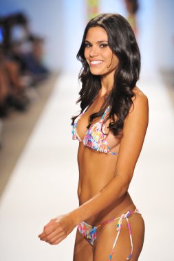 modelleri Indah mayo koleksiyonu pist yürür