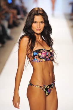 modelleri Indah mayo koleksiyonu pist yürür