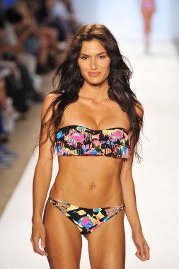 modelleri Indah mayo koleksiyonu pist yürür