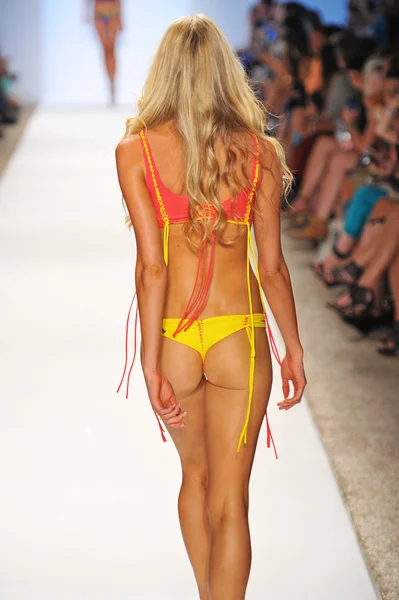 Modelle passerelle alla collezione Indah Swimwear — Foto Stock