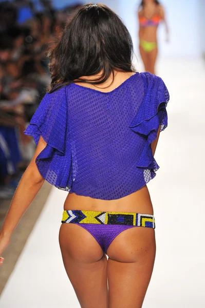 Modely chodí dráha v kolekci plavek indah — Stock fotografie