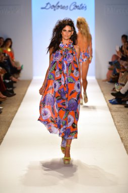 Dolores pist modelleri bir yürüyüş cortes gösterisi sırasında mercedes-benz moda haftası