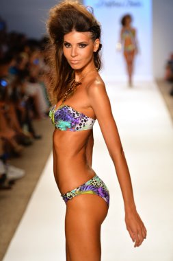 Dolores pist modelleri bir yürüyüş cortes gösterisi sırasında mercedes-benz moda haftası